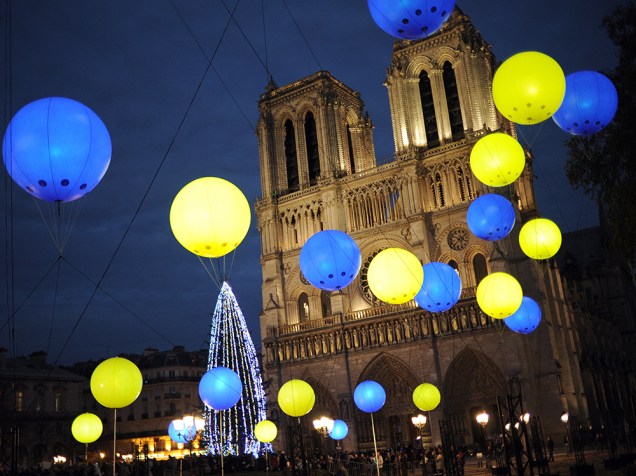 A Catedral de Notre-Dame, em Paris, é vista toda decorada durante um evento para as comemorações Natalinas na França