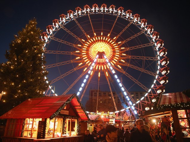Uma roda gigante toda decorada com luzes das cores do Natal é vista na praça de Alexanderplatz, no centro da cidade de Berlim, na Alemanha 
