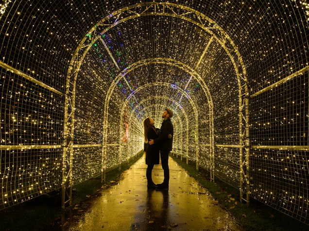 Casal é visto em meio as luzes de Natal, em Kew Gardens, no sudoeste de Londres, Inglaterra 