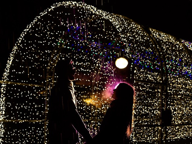 Casal é visto em meio as luzes de Natal, em Kew Gardens, no sudoeste de Londres, Inglaterra