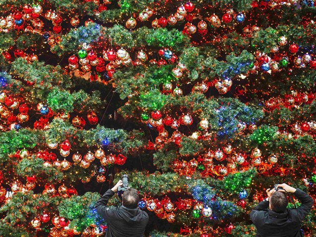 Dois homens tiram fotos de uma árvore de Natal em um shopping na cidade de Berlim, Alemanha 