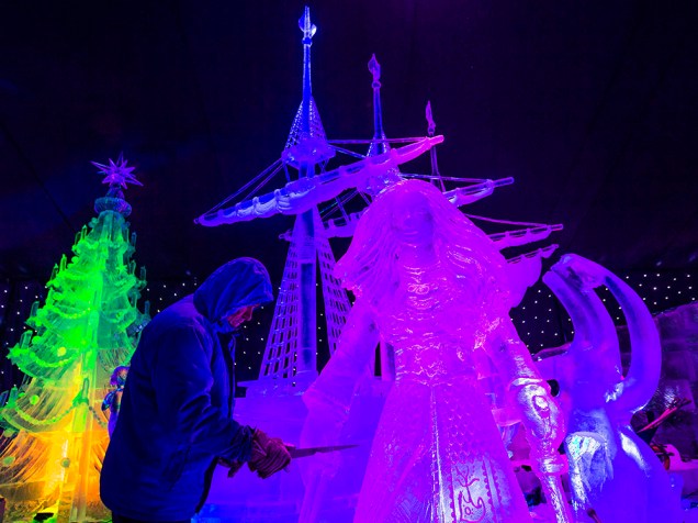 O Escultor Jiri Genzer, da República Checa, dá os acabamentos finais a uma estátua de gelo, no Festival Disney Sonhos, em Antuérpia, na Bélgica 