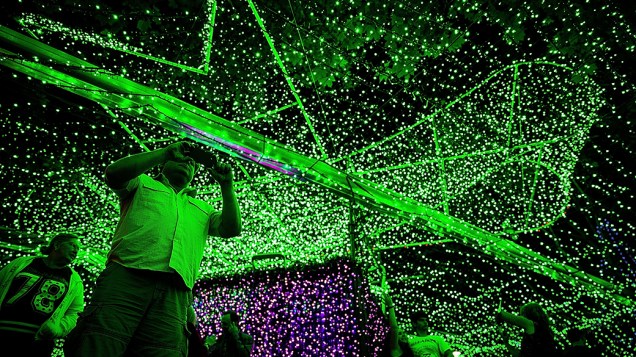 Na imagem, pessoas fotografam mais de um milhão de luzes que foram instaladas em comemoração ao Natal, na cidade de Canberra, na Austrália, para quebrar oficialmente o recorde do Guinness Book como a maior exibição em Led