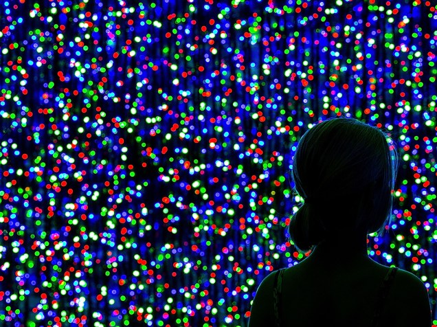 Criança observa instalação natalina com mais de um milhão de luzes, na cidade de Canberra, na Austrália. A decoração foi criada com a intenção de quebrar oficialmente o recorde do Guinness Book como a maior exibição em Led