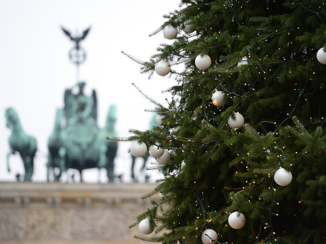 Árvore de Natal é vista próximo ao famoso Portão de Brandemburgo, em Berlim, na Alemanha 