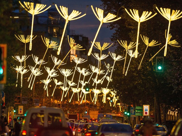 Luzes de Natal são vistas enfeitando as principais avenidas na cidade de Madrid, na Espanha. Na imagem, a rua Serrano é decorada com instalações do artista Adolfo Dominguez