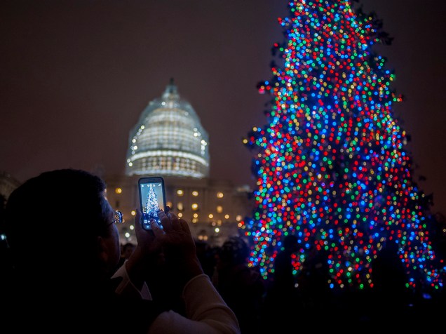 Árvore de Natal do Capitólio é fotografada durante a noite, em Washington, nos Estados Unidos