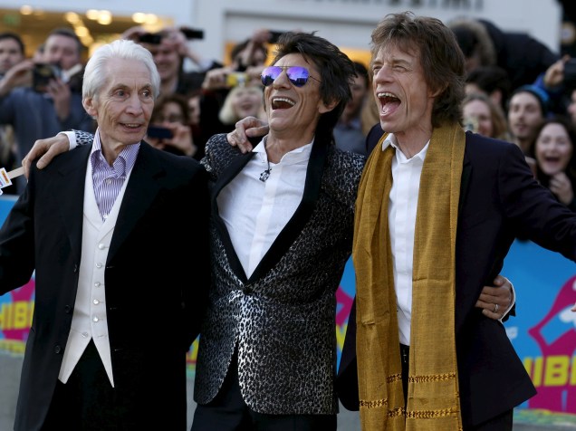 Charlie Watts, Ronnie Wood e Mick Jagger (da esq. para dir.) chegam na abertura da exposição Exhibitionism, que trará mais de 500 artigos raros relacionados a banda de rock Rolling Stones na galeria Saatchi, em Londres - 04/04/2016