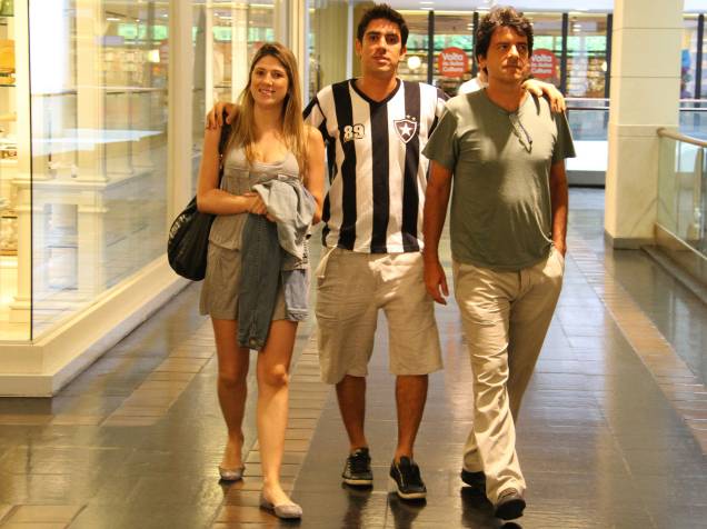 Marcelo Adnet, seu pai e Dani Calabresa, no Shopping Fashion Mall, no Rio de Janeiro