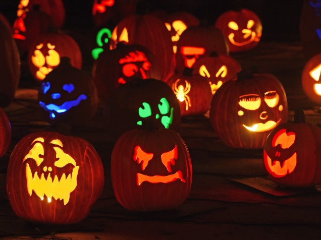 Abóboras com lanternas coloridas fazem parte de exibição de Halloween em La Canada Flintridge, na Califórnia