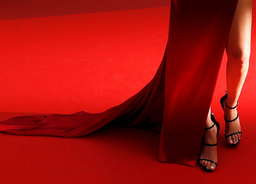 Modelo Bella Hadid, posa para fotógrafos, no tapete vermelho do Festival de Cannes, na França, antes da exibição do filme 'La fille inconnue' - 18/05/2016