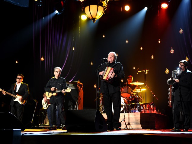 A banda Los Lobos faz show em homenagem o cantor Bob Dylan durante a 65ª edição do Festival Internacional de Cinema de Berlim