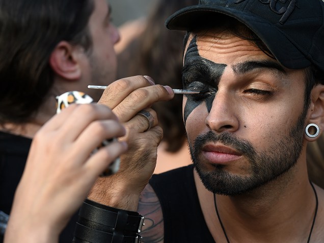 Fãs da banda Kiss capricham na maquiagem antes do show em São Paulo