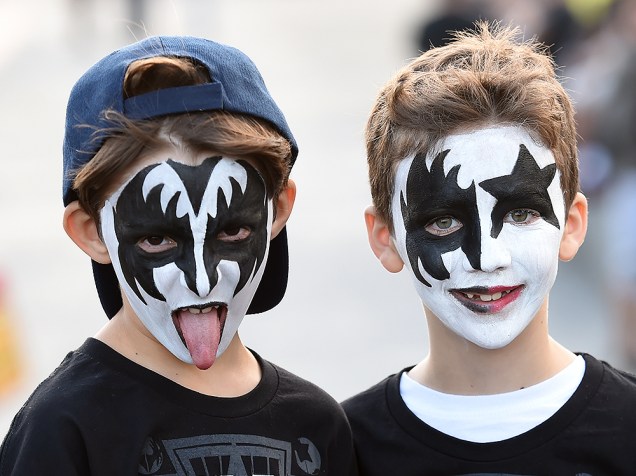 Fãs da banda Kiss capricham na maquiagem antes do show em São Paulo