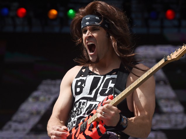 Satchel (Russ Parrish), guitarrista da banda Steel Panther que se apresenta durante o Monsters of Rock na Arena Anhembi, em São Paulo