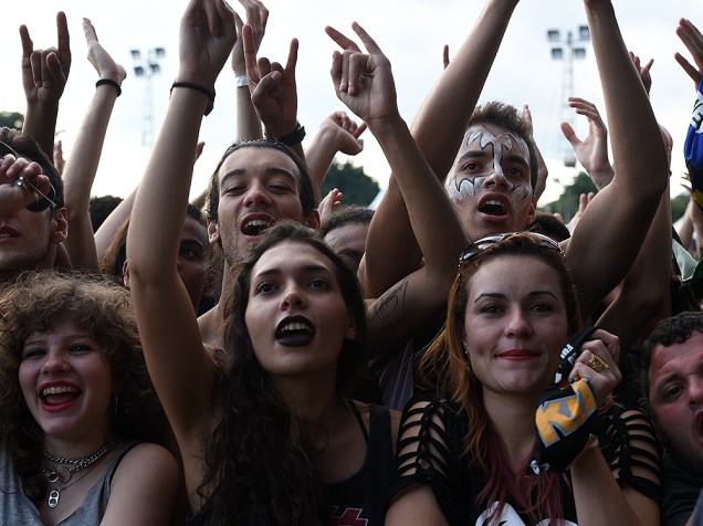 Público durante show da banda Unisonic no festival Monsters of Rock, em São Paulo
