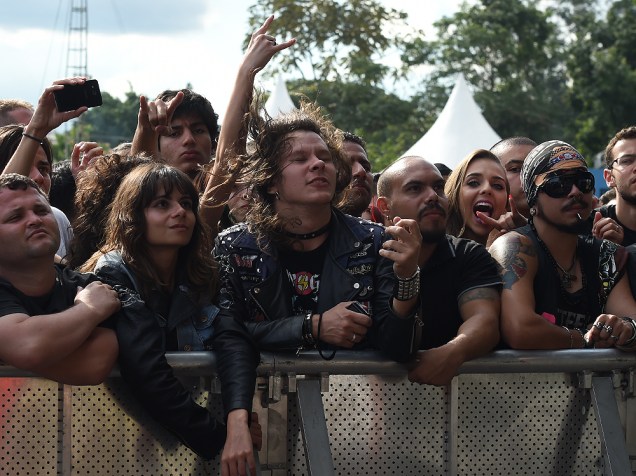 Público acompanha o show do guitarrista sueco Yngwie Malmsteen