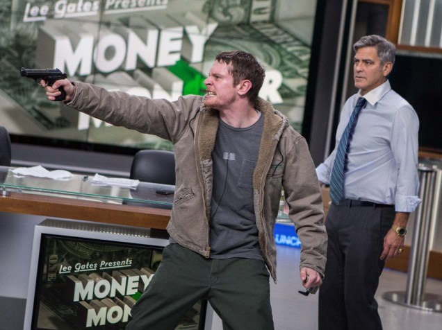 Cena do filme Jogo do Dinheiro com Jack OConnell e George Clooney