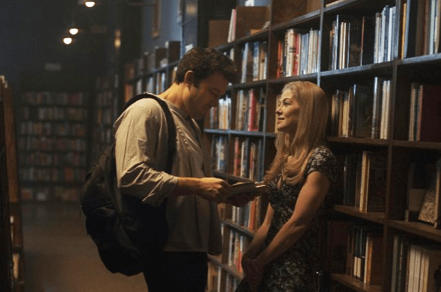 Ben Affleck (Nick Dunne) e Rosamund Pike (Amy Dunne), no filme Garota Exemplar