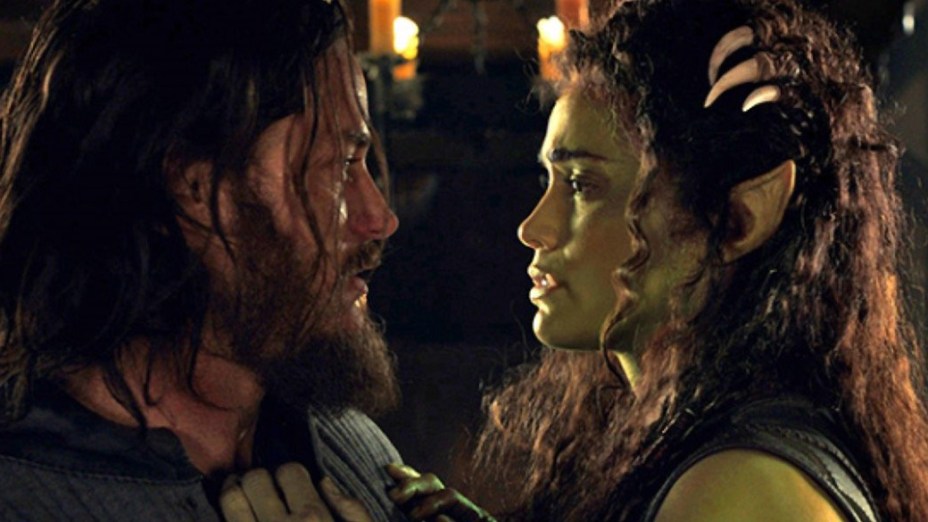 Lothar (Travis Fimmel) e Garona (Paula Patton) no filme Warcraft - O Primeiro Encontro de Dois Mundos