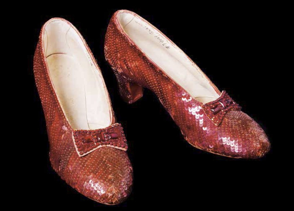 As sapatilhas vermelhas usadas pela personagem Dorothy no filme 'O Mágico de Oz' (1939), adquirida pela Academia em 2012