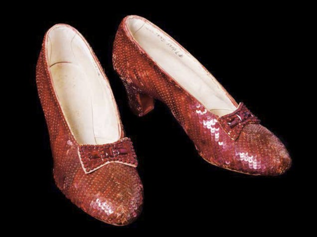 As sapatilhas vermelhas usadas pela personagem Dorothy no filme O Mágico de Oz (1939), adquiridas pela Academia de Cinema de Hollywood em 2012