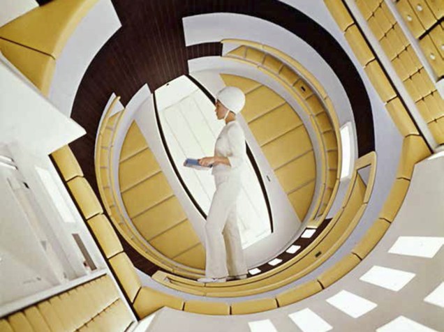Edwina Carroll em uma cena do filme 2001: Uma Odisseia no Espaço (1968)