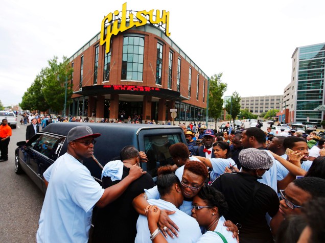 Familiares se reúnem atrás do carro fúnebre com o corpo do músico B.B. King durante cortejo em Memphis, Tennessee (EUA) - 27/05/2015
