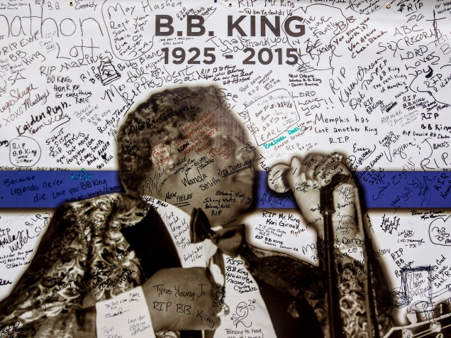 Banner com uma foto de B.B. King recebe mensagens de fãs do músico falecido na Beale Street em Memphis, Tennessee (EUA) - 27/05/2015