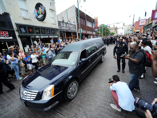 Carro com o corpo de B.B. King atravessa Beale Street em Memphis durante o cortejo - 27/05/2015