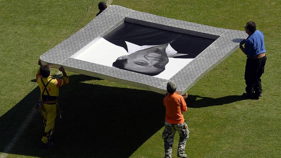 Homens carregam um retrato de Roberto Bolaños no interior do estádio Azteca na Cidade do México, antes da missa em homenagem ao criador dos personagens Chaves e Chapolin - 30/11/2014