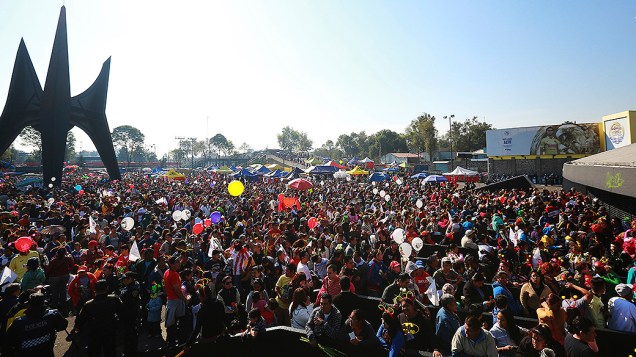 Movimentação na entrada do estádio Azteca na Cidade do México, antes da cerimônia em homenagem a Roberto Bolaños - 30/11/2014