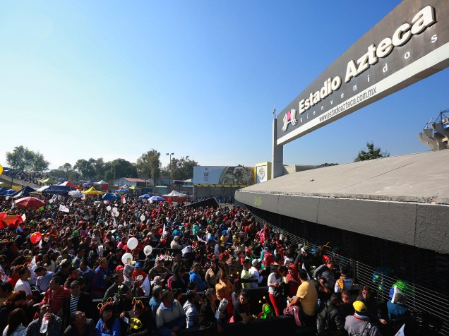 Movimentação na entrada do estádio Azteca na Cidade do México, antes da cerimônia em homenagem a Roberto Bolaños - 30/11/2014