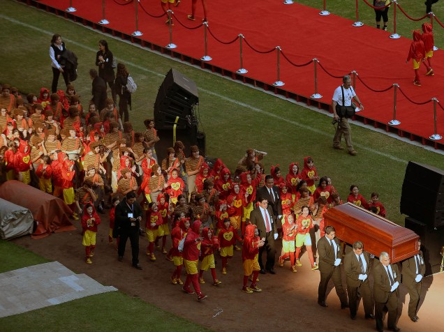 Corpo de Roberto Bolaños deixa o estádio Azteca seguido por crianças vestidas dos personagens Chapolin Colorado e Chaves - 30/11/2014