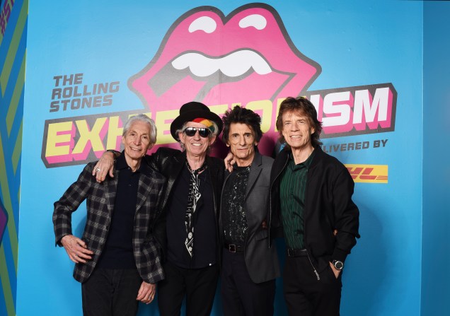 Rolling Stones comparecem à abertura da exposição em sua homenagem. Mostra fica em cartaz no Museu Saatchi, em Londres, até setembro de 2016