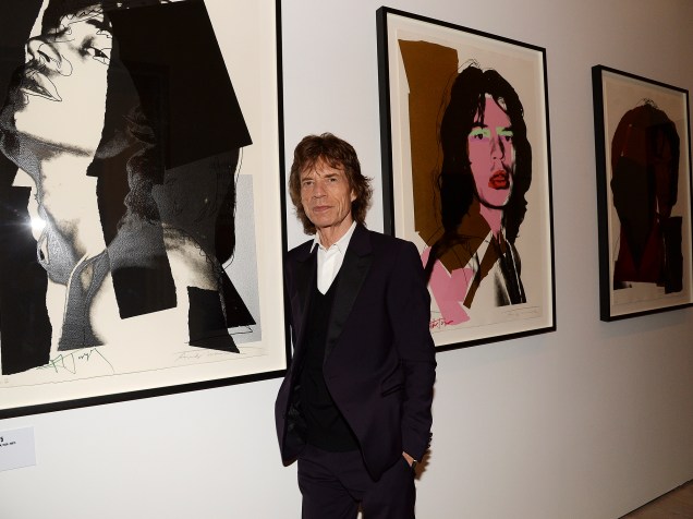 Mick Jagger posa ao lado de artigos expostos na mostra Exhibitionism: The Rolling Stones