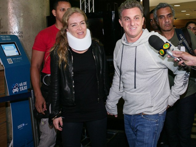 Angélica e Luciano Huck deixam hospital Albert Einstein, em São Paulo
