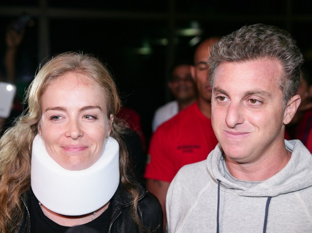 Angélica e Luciano Huck na saída do hospital em São Paulo