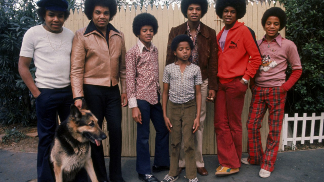 Os irmãos Jackson junto com o pai Joseph posam para um retrato no quintal de sua casa, em Los Angeles, em 1972