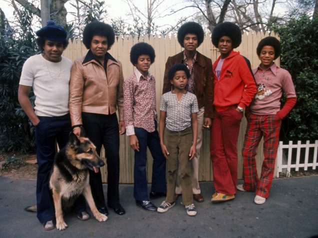 Os irmãos Jackson junto com o pai Joseph posam para um retrato no quintal de sua casa, em Los Angeles, em 1972