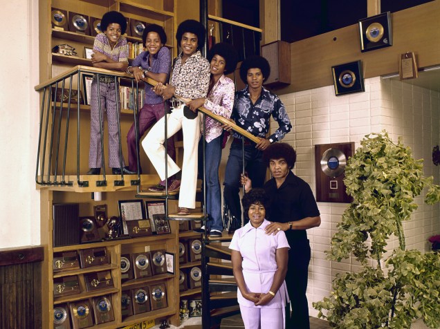 Os irmãos Jackson junto com o pai Joseph e a mãe Katherine em 1971