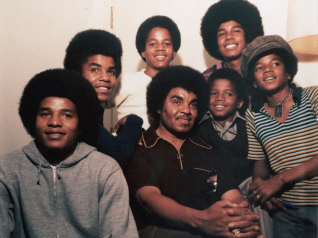Os irmãos Jackson junto com o pai Joseph em 1971