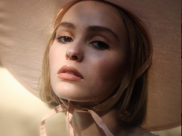 Lily-Rose Depp em ensaio para a revista de moda australiana Oyster Magazine