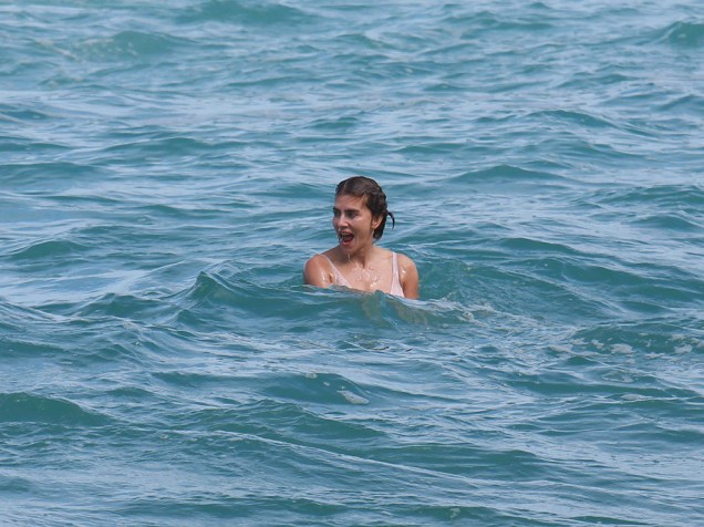 A atriz mergulhou no mar de Grumari, na Zona Oeste do Rio de Janeiro, nesta terça-feira (31/05/2016)