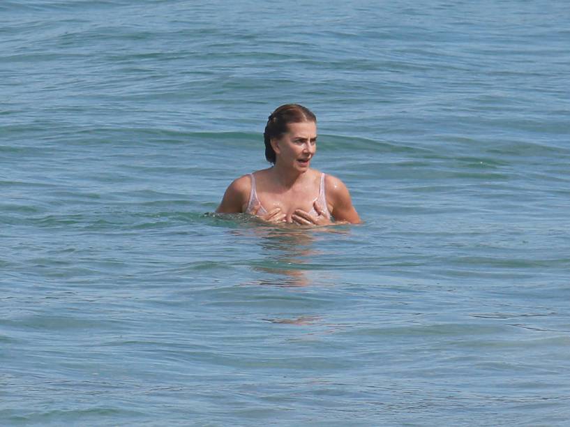 Maitê Proença mergulha no mar de roupa íntima depois de gravações de Liberdade, Liberdade