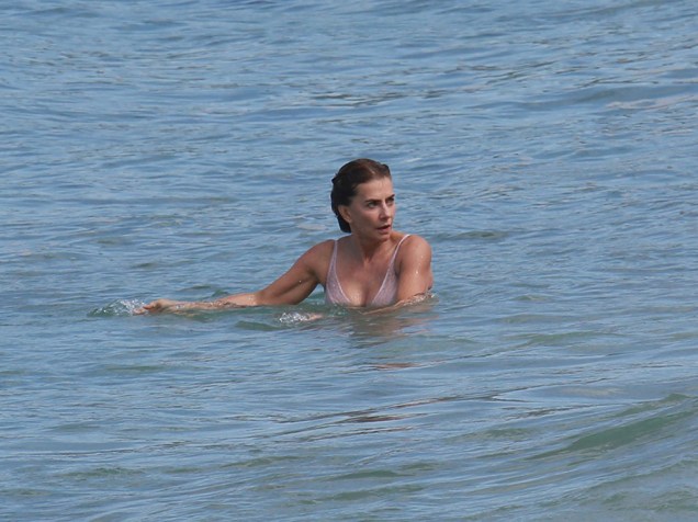 Maitê nadou tranquilamente na praia até perceber que estava sendo fotografada