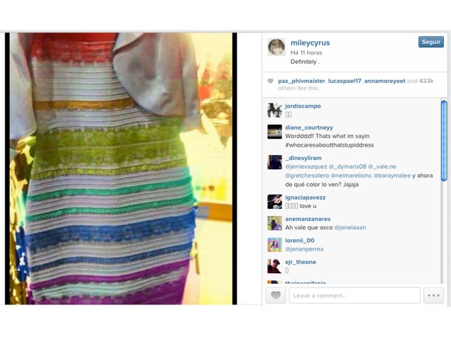 Com uma montagem em cima das cores do vestido, Miley Cyrus posta no Twitter: Definitivamente