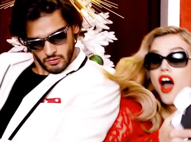 Modelos Georgia May Jagger e Marlon Teixeira em campanha de Natal de 2014 para a marca Sunglass Hut