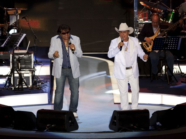 Milionário e José Rico cantando no show "Emoções Sertanejas", em homenagem aos 50 anos de carreira do cantor Roberto Carlos, no Ginásio do Ibirapuera, em 2010