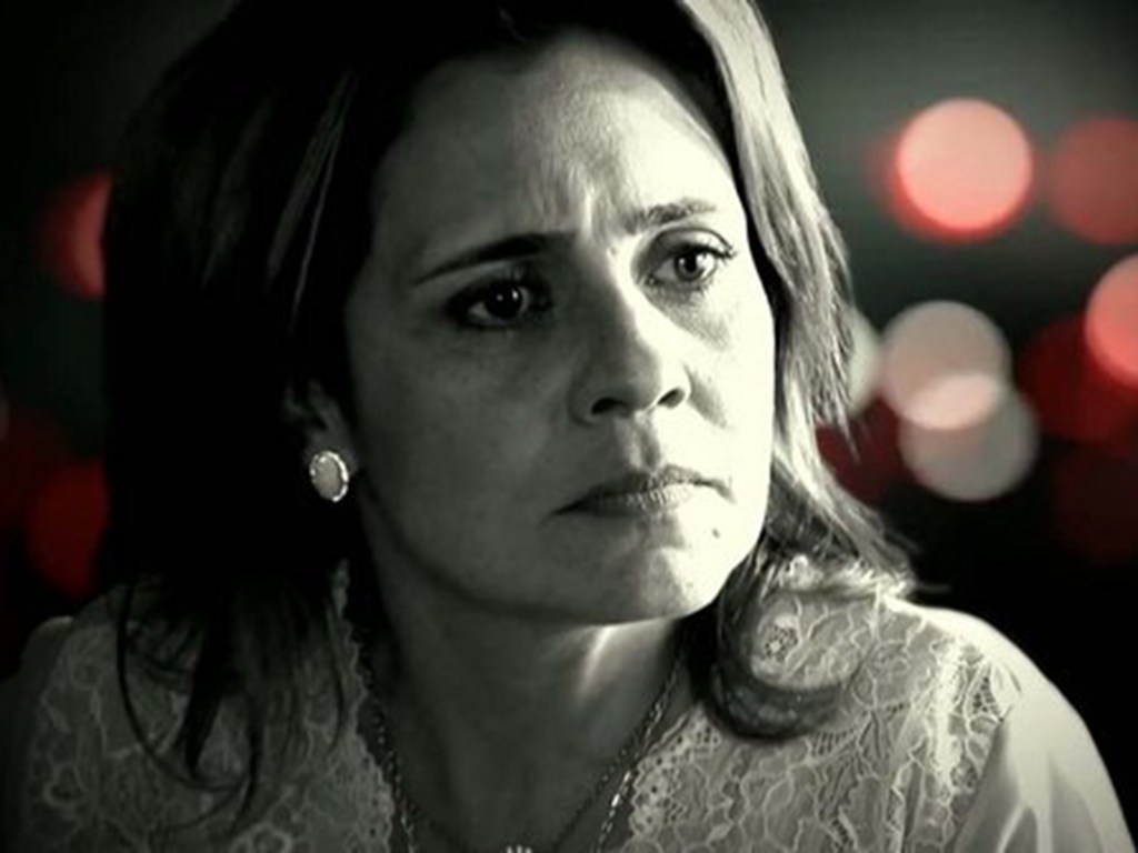 A vilã Carminha (Adriana Esteves) congelada ao final de um capítulo de 'Avenida Brasil' (2012), último grande fenômeno folhetinesco da Globo